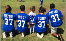 Ly hôn nhưng vẫn dẫn bạn đời mới đến cổ vũ con gái