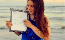 Cô gái Mỹ 'kết hôn' với... tấm bằng bác sĩ