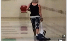 Cô giáo Mỹ kéo học sinh lê lết dưới sàn nhà