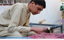 Cậu bé 13 tuổi cao gần 2 m bỏ học vì bị bạn bè chế giễu