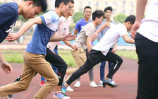 Nam sinh mang giày cao gót chạy đua mừng Ngày của Mẹ