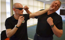 Lớp dạy võ cho người mù biết tự bảo vệ mình