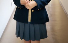 Hiệu trưởng khen nam sinh dũng cảm mặc váy đến trường