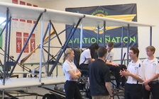 Học sinh Mỹ sửa mẫu máy bay do anh em nhà Wright chế tạo