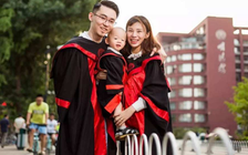 Cặp sinh viên tốt nghiệp chụp hình với con trai 1 tuổi