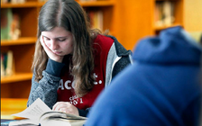 Nữ sinh vô gia cư theo mẹ kiếm sống đậu Đại học Stanford