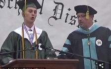 Nam sinh 'lợi dụng' đọc diễn văn tốt nghiệp để... chê bai trường