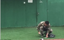 Ngâm nước rồi đập vỡ điện thoại bị tịch thu trước mặt học sinh