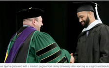 Chàng trai làm lao công nhiều năm để hoàn thành ước mơ thạc sĩ