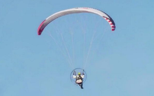 Nam sinh Anh đến trường bằng... bay dù lượn
