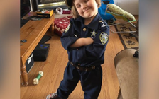 Cô bé 4 tuổi mời cảnh sát đến nhà để tìm… quái vật