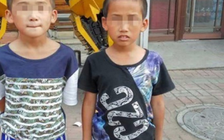 Bị bỏ rơi, hai cậu bé phải tá túc 4 năm trong trường