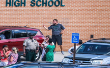 Thầy giáo Mỹ mang súng vào trường rồi tự bắn mình trong lớp học