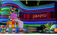 Cậu bé gây kinh ngạc khi giải 3 khối rubik bằng tay và chân trong 55 giây