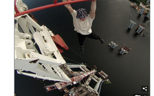 Hai nam sinh Nga 'tự sướng' trên cần cẩu 200 m