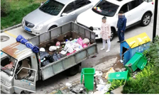 Giáo sư bị đình chỉ vì đánh nữ lao công nhập viện