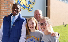 Thầy giáo viết 120 lá thư tay động viên học sinh cuối cấp