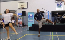 Hiệu trưởng nhảy múa trước toàn trường để chia tay học sinh cuối cấp