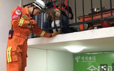 Con kẹt đầu giữa 2 thanh sắt, bố thản nhiên chụp hình đăng lên mạng xã hội