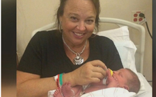 Bà ngoại hai lần mang thai đẻ... cháu