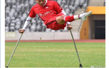 Với 1 chân và đôi nạng, chàng trai vẫn chơi bóng điệu nghệ