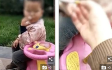 Sốc với hình ảnh dạy trẻ hút thuốc