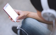 Bỗng bị liệt tứ chi vì chơi game trên điện thoại suốt 2 ngày