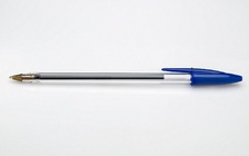 Nhập viện vì thủng ruột do nuốt cây bút bi