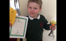 Cậu bé mắc bệnh kỳ lạ cứ cười trước mỗi cơn động kinh