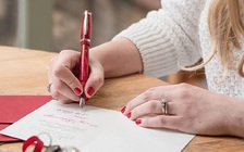 Suýt mù vì bị kim tuyến trong thiệp Noel rơi vào mắt