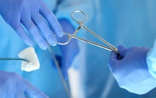 Đang phẫu thuật, bác sĩ yêu cầu bệnh nhân phải trả thêm tiền