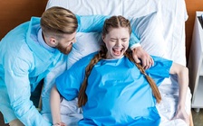 Chồng nắm tay vợ lúc 'vượt cạn' sẽ giúp vợ giảm đau đáng kể