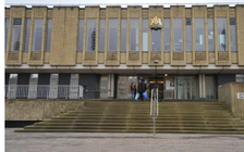 Nữ sinh đẻ con, giấu trong hộp giày rồi thản nhiên đi học