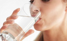 Nên uống ít nước lại khi thấy 5 dấu hiệu sau