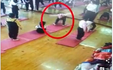 Cô bé bị liệt nửa thân dưới vì tập yoga không đúng cách