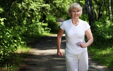 Đi bộ thường xuyên giảm rủi ro suy tim ở phụ nữ