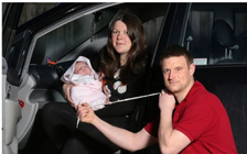 Vợ đẻ trên xe, ông bố dùng dây giày cắt dây rốn cho con