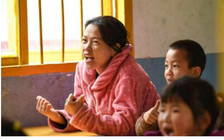 Mù chữ, mẹ học chung lớp mẫu giáo với con