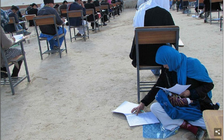 Người mẹ trẻ vừa dỗ con vừa làm bài thi đại học