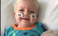 Rút ống thở, cậu bé ung thư tưởng chết bỗng tỉnh dậy, 2 năm sau hết bệnh