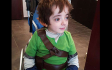 Cậu bé mới 6 tuổi nhưng bị gãy xương hơn... 500 lần