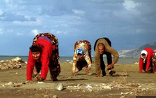 Hội chứng kỳ lạ: Cả 5 anh chị em đều đi bằng tứ chi như gấu