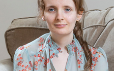 Mắc căn bệnh kỳ lạ, cô gái nôn mửa 30 lần/ngày