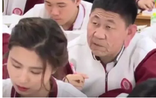 Nam sinh 18 tuổi mắc bệnh lạ trông như ông già 80 tuổi