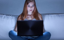 Làm gì khi bị mỏi, khô mắt do dùng máy tính, điện thoại?