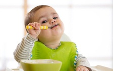 Vì sao bố mẹ không nên ép con ăn?