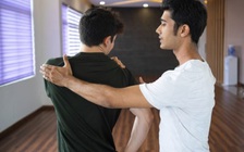 Vặn lưng nghe răng rắc có lợi hay hại cho sức khỏe?