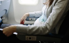 Vì sao cảm thấy đầy hơi khi đi máy bay, chữa ra sao?