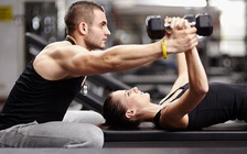 4 dấu hiệu cho thấy bạn đang tập gym với huấn luyện viên tồi