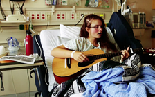 Cô gái đang phẫu thuật não được bác sĩ đánh thức để... hát